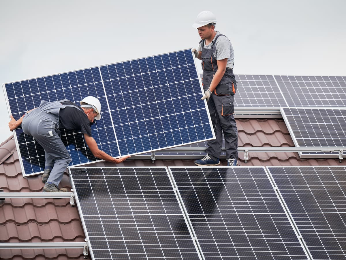 Instalação de painéis solares em telhado