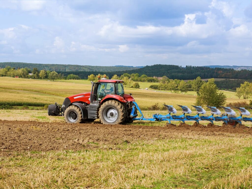 Trator Agrícola com Implementos