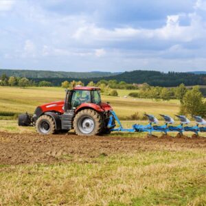 Trator Agrícola com Implementos